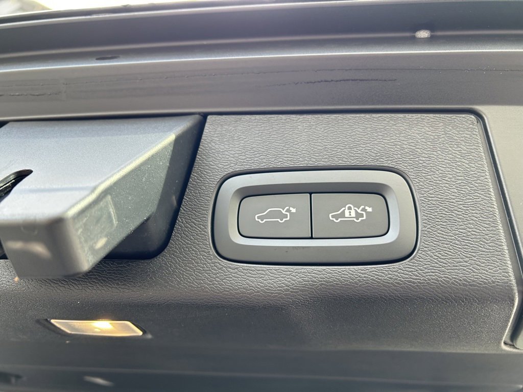 Certified 2024 Volvo XC60 T8 Ultimate w/ Protection Package Premier image 17