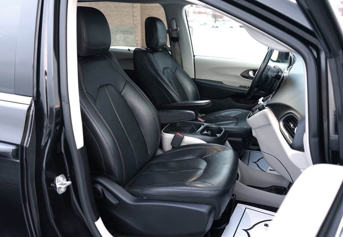Used 2018 Chrysler Pacifica Touring-L FWD image 27