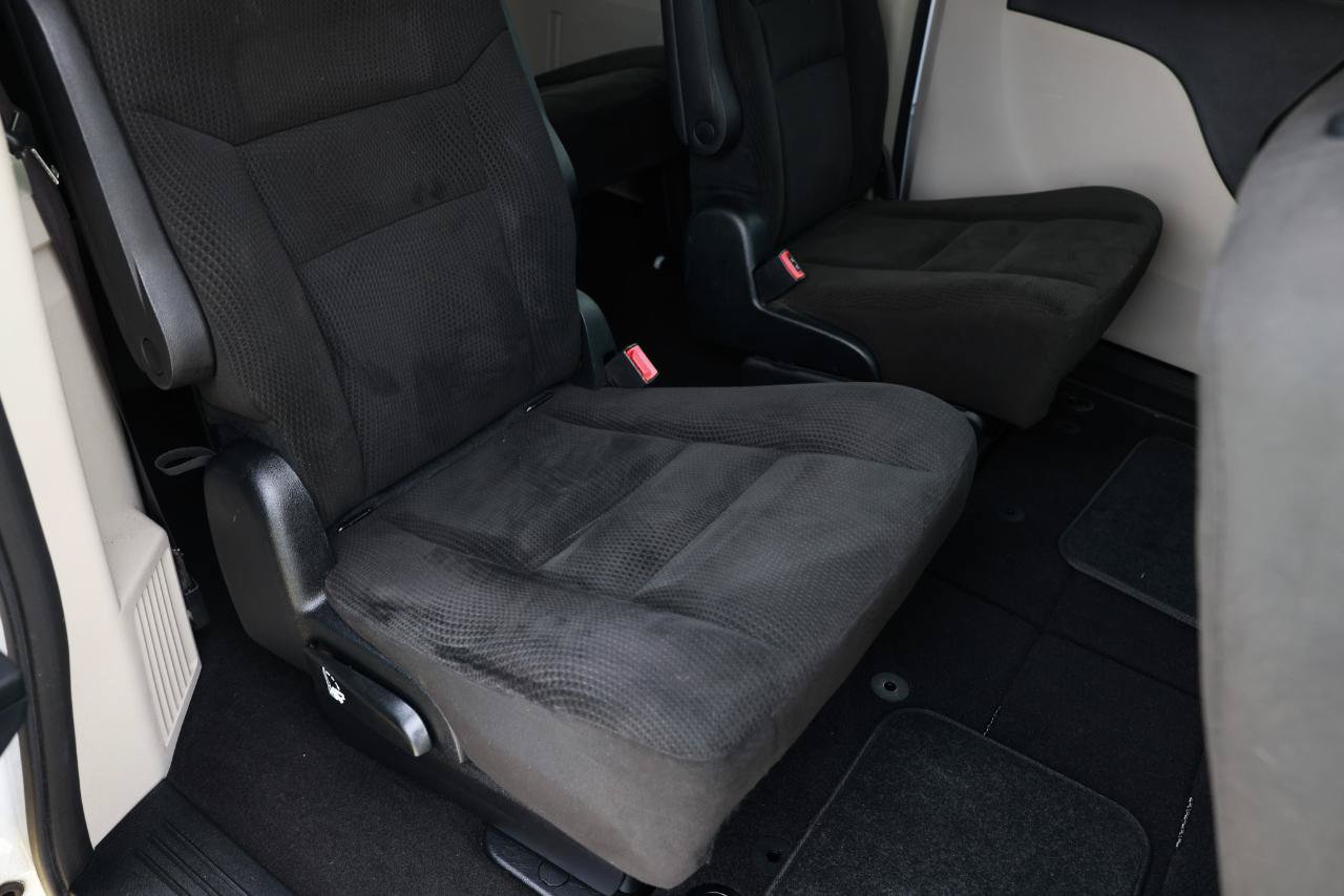 Used 2016 Dodge Grand Caravan SXT w/ Rear Park Assist Package FWD image 12