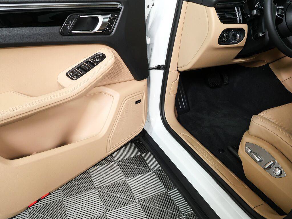 Certified 2026 Porsche Macan AWD/4WD image 8