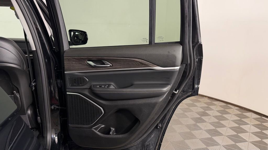 Used 2023 Jeep Grand Cherokee Limited w/ Black Appearance Package AWD/4WD image 30
