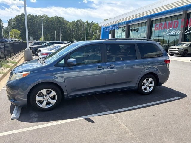 Used 2017 Toyota Sienna LE FWD image 2