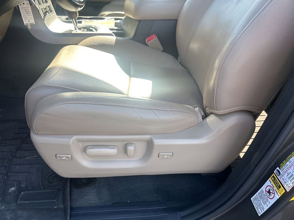 Used 2013 Toyota Sequoia Platinum AWD/4WD image 21