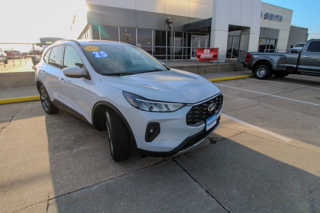 Used 2025 Ford Escape ST-Line Select AWD/4WD image 2
