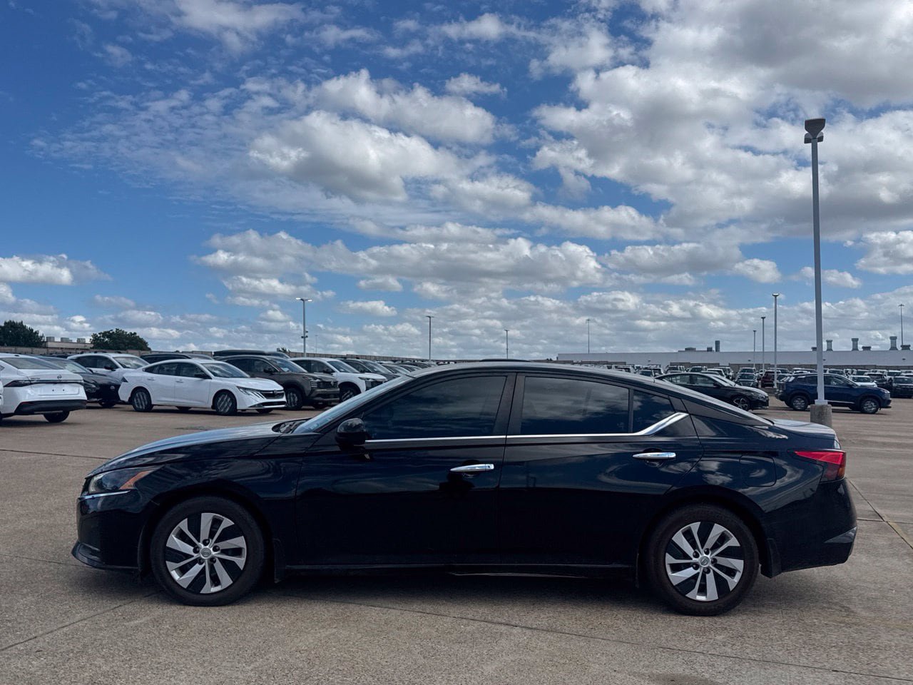 Used 2023 Nissan Altima 2.5 S FWD image 17