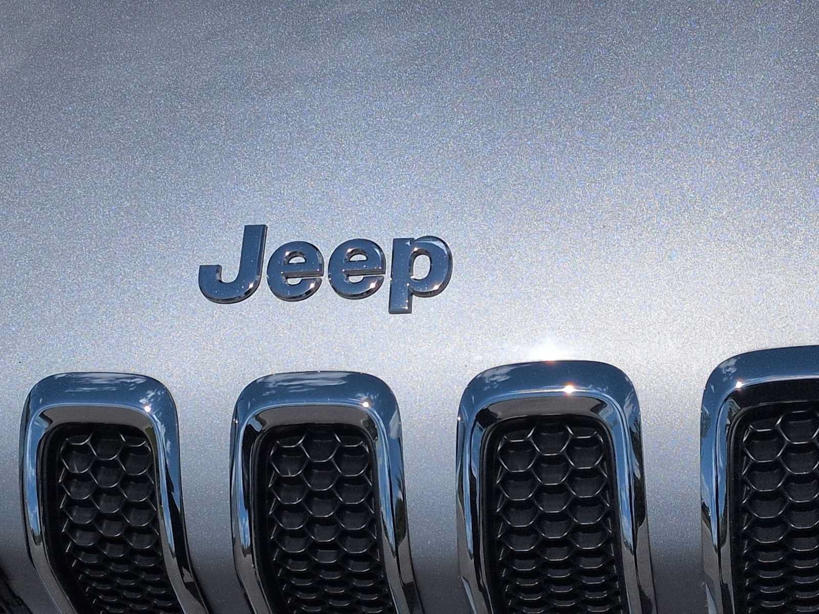 Used 2016 Jeep Cherokee Latitude w/ Cold Weather Group AWD/4WD image 12