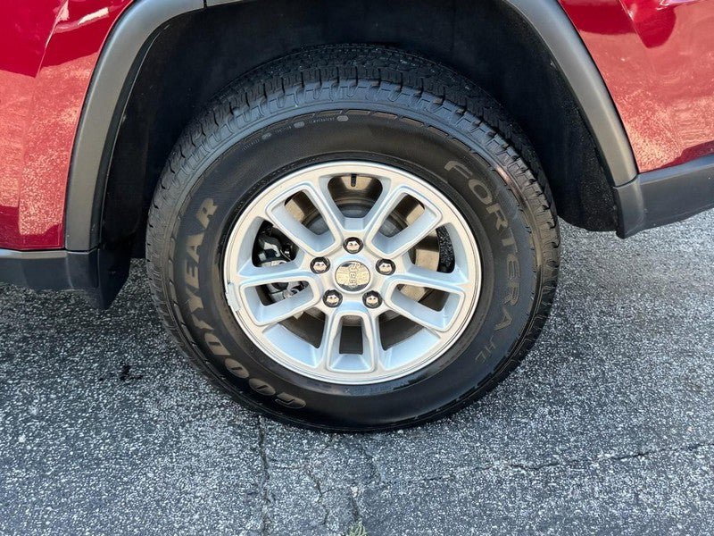 Used 2019 Jeep Grand Cherokee Laredo AWD/4WD image 7