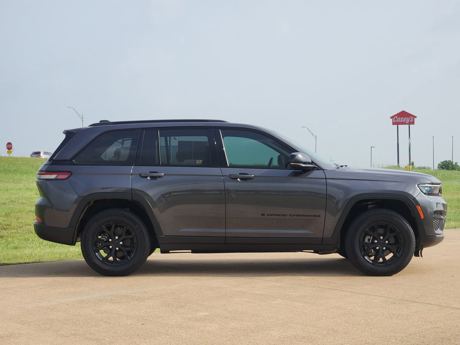 Used 2025 Jeep Grand Cherokee 4WD image 7