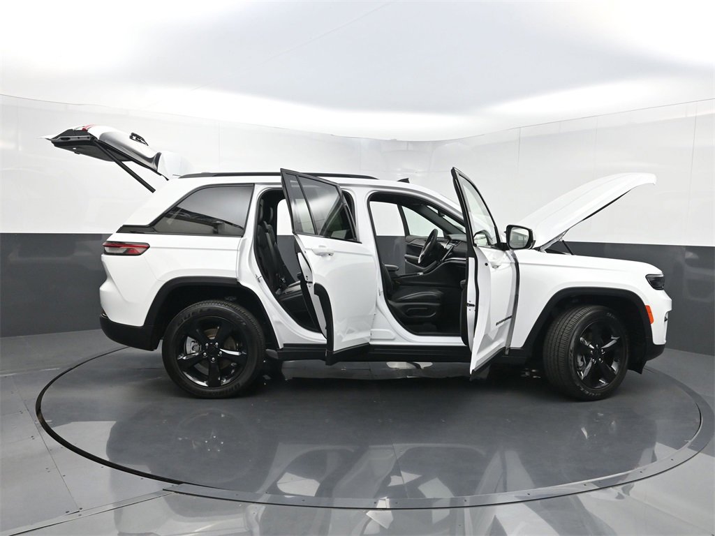 Used 2023 Jeep Grand Cherokee Altitude image 38