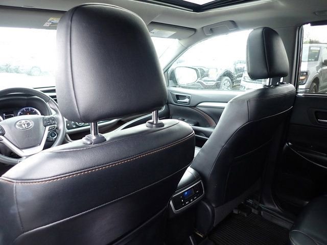 Used 2019 Toyota Highlander XLE AWD/4WD image 17