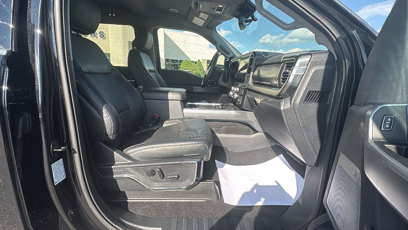 Used 2023 Ford F250 Lariat w/ Lariat Ultimate Package AWD/4WD image 12