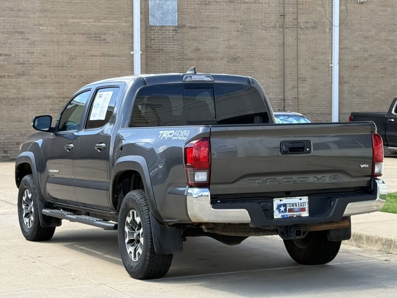 Used 2018 Toyota Tacoma TRD Off-Road AWD/4WD image 5
