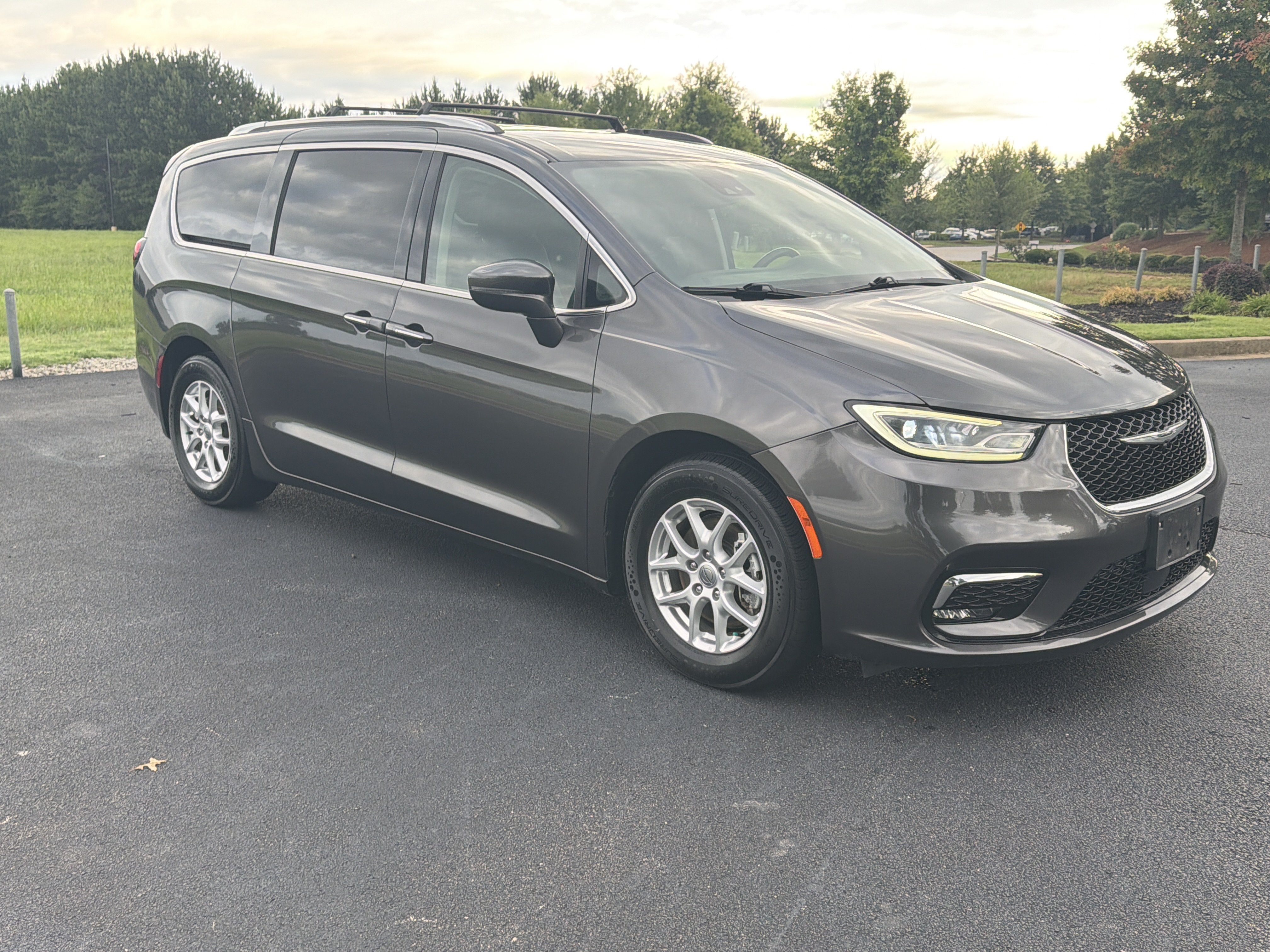 Used 2021 Chrysler Pacifica Touring-L FWD image 2