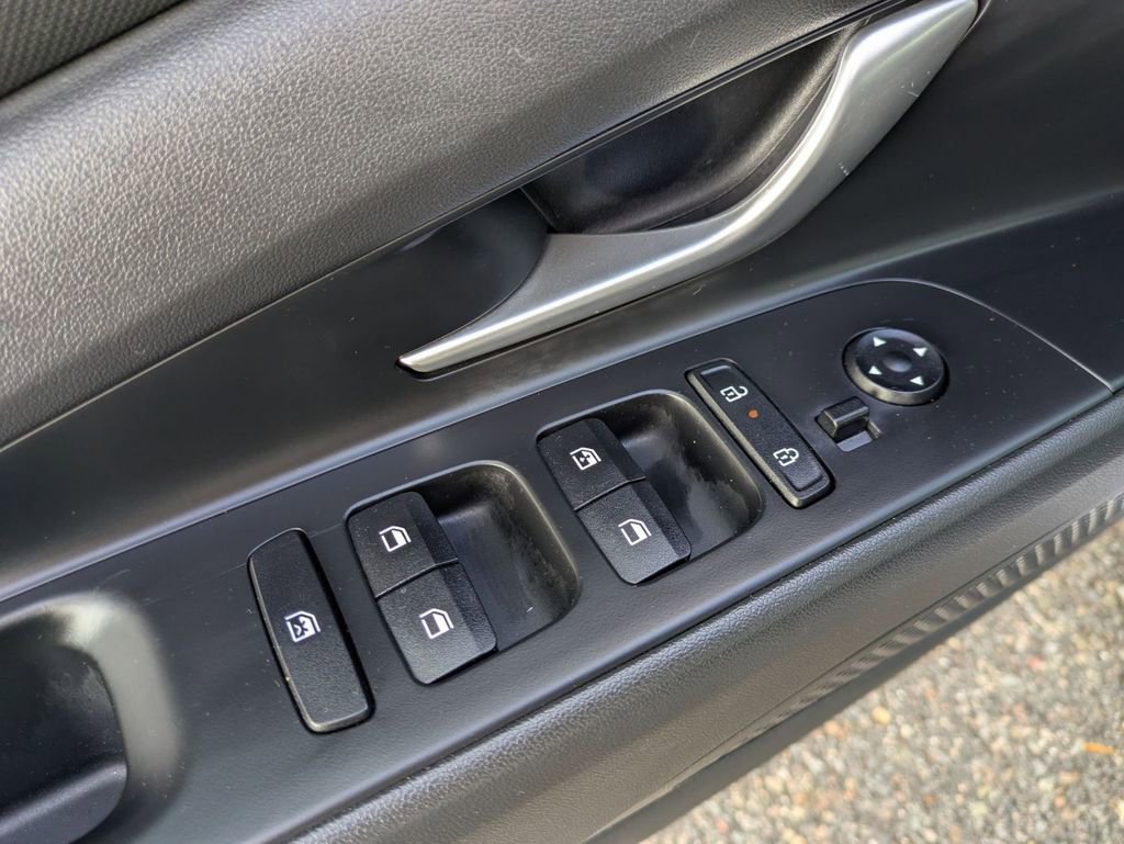 Certified 2025 Hyundai Elantra Limited image 12