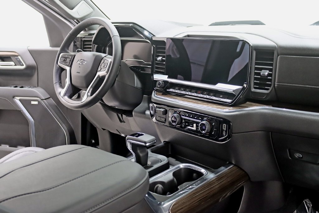 Used 2024 Chevrolet Silverado 1500 LT Trail Boss w/ LT Trail Boss Premium Package AWD/4WD image 32
