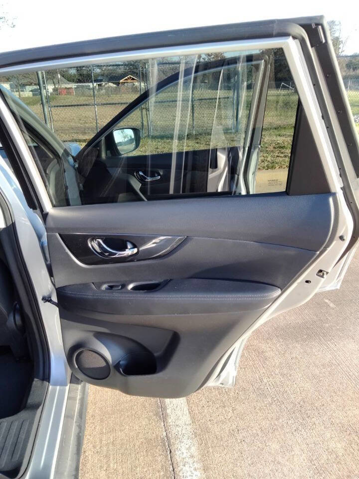 Used 2018 Nissan Rogue SV image 22