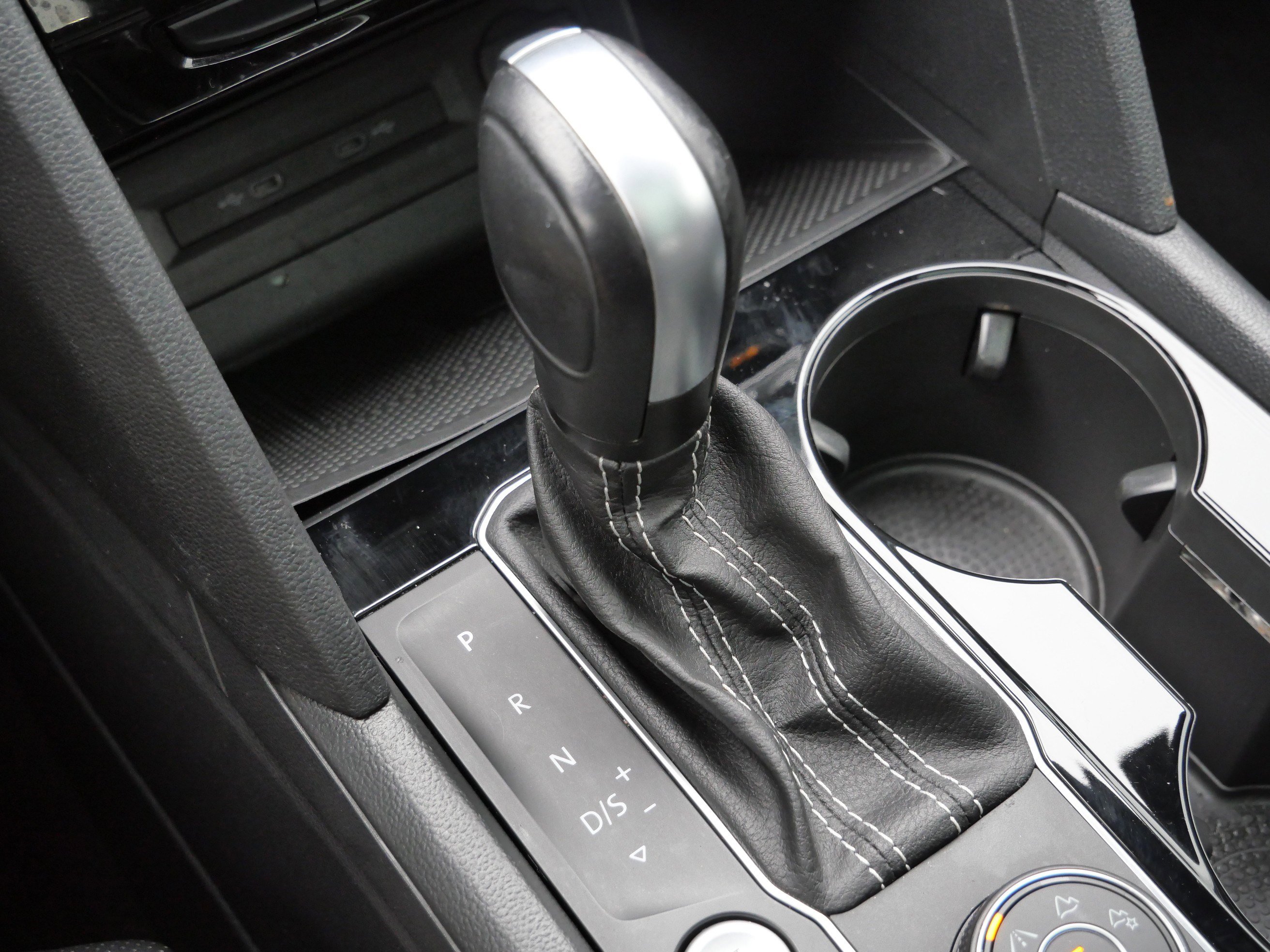 Certified 2023 Volkswagen Atlas Cross Sport SEL Premium R-Line image 25