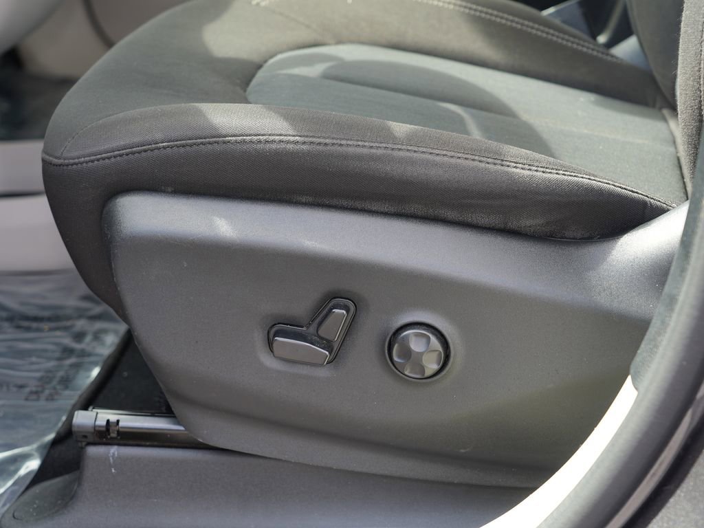 Used 2020 Chrysler Voyager LX FWD image 15