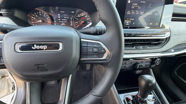 Used 2025 Jeep Compass Latitude AWD/4WD image 28