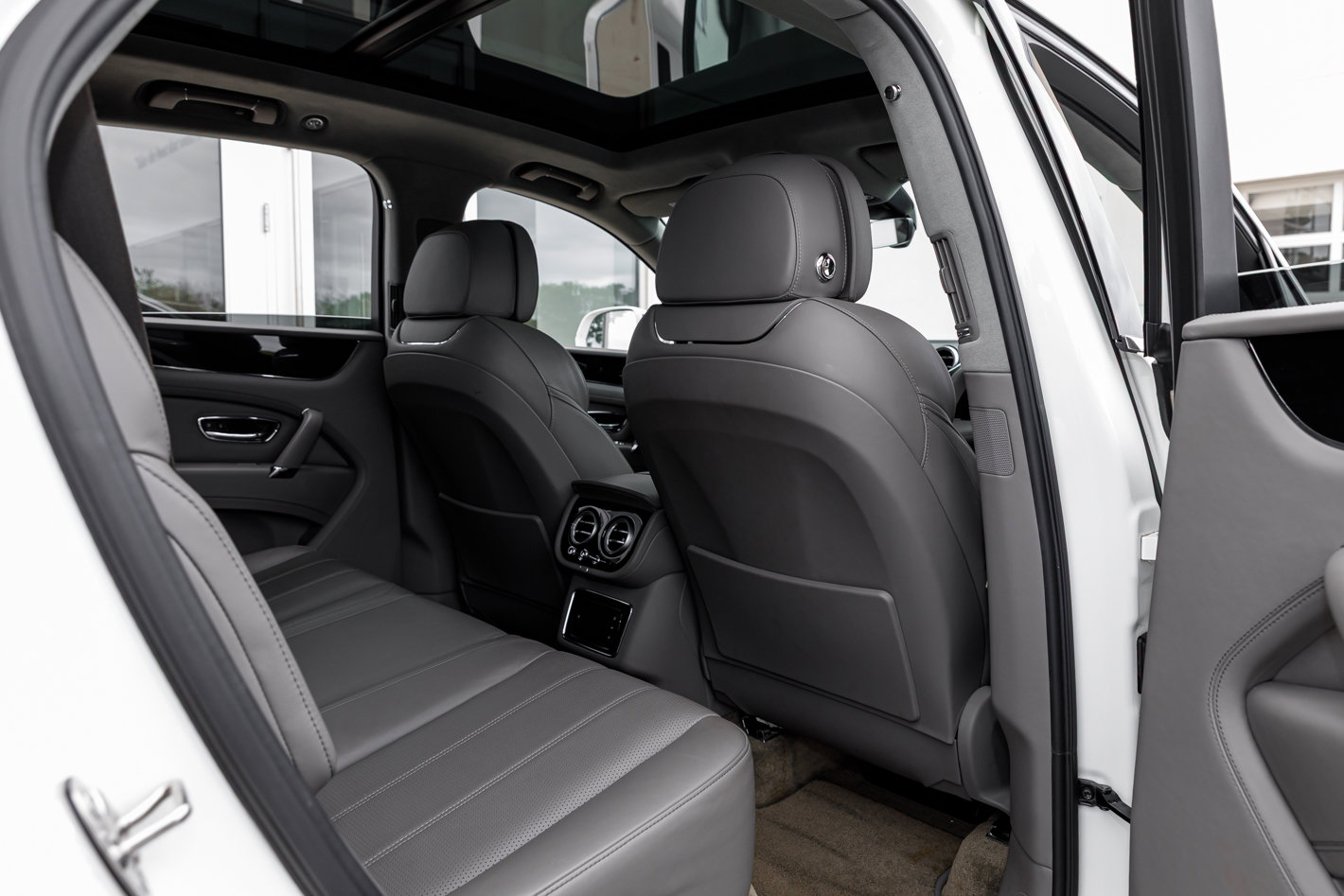 Used 2018 Bentley Bentayga Onyx Edition image 20