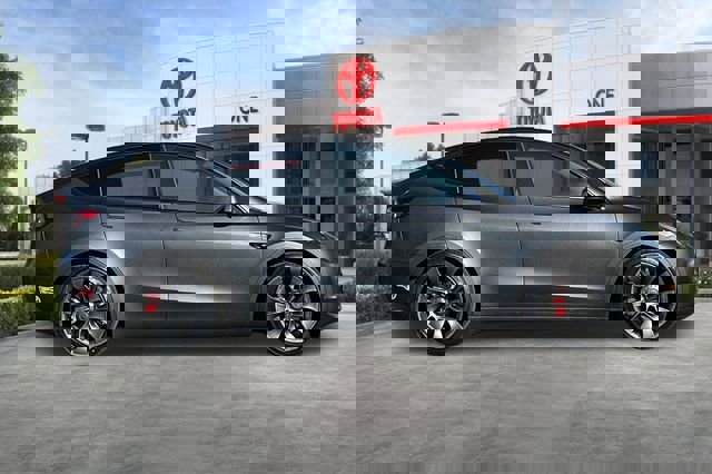 Used 2024 Tesla Model Y Performance image 3