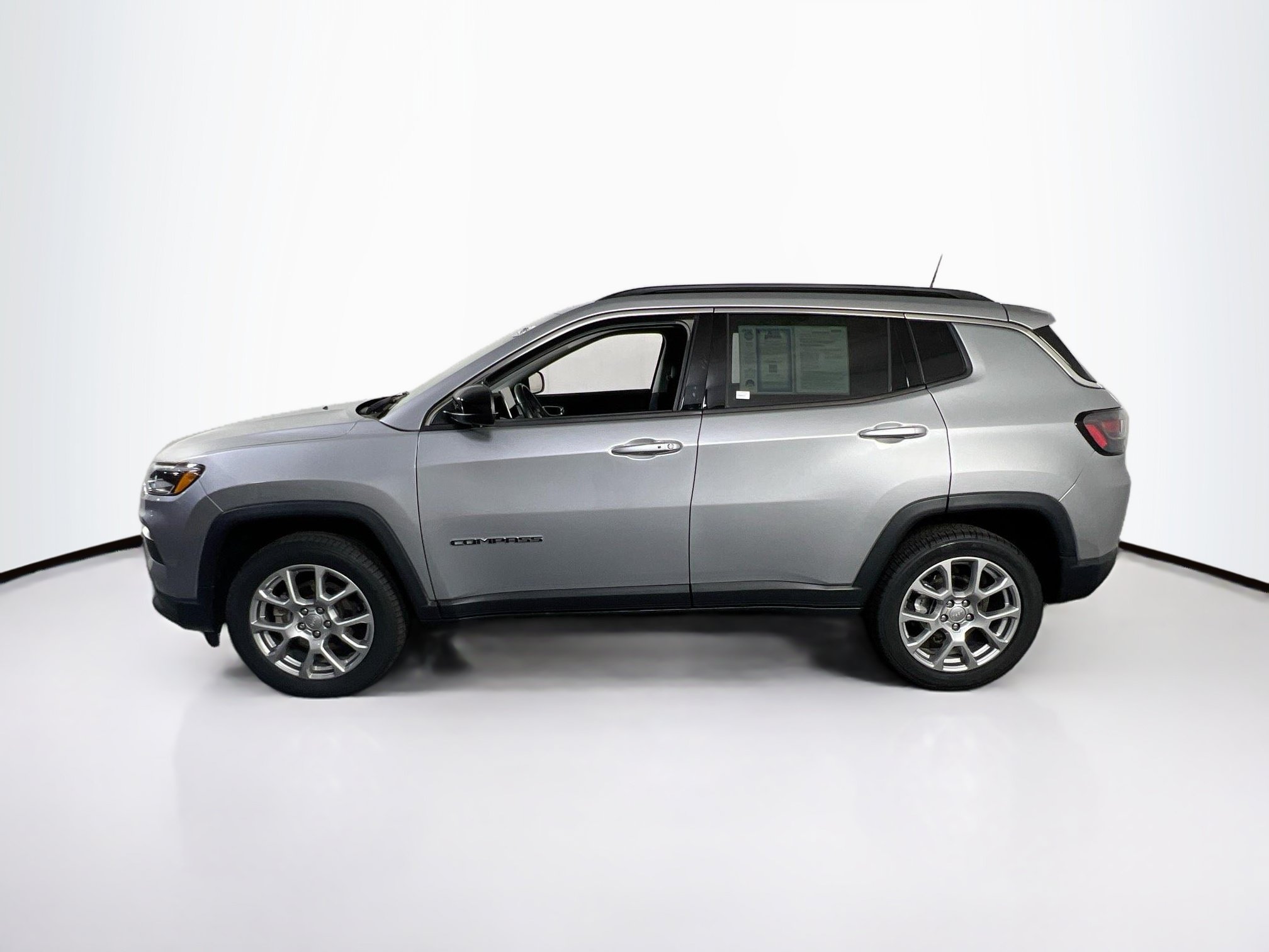 Used 2022 Jeep Compass Latitude w/ Sun and Sound Group AWD/4WD image 8