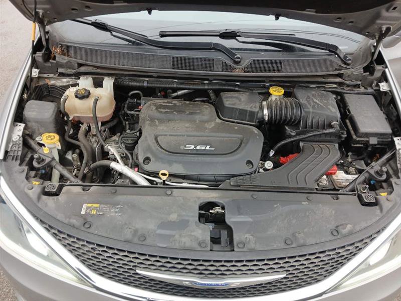 Used 2018 Chrysler Pacifica Limited image 24