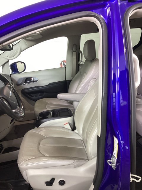 Used 2020 Chrysler Pacifica Touring-L image 12