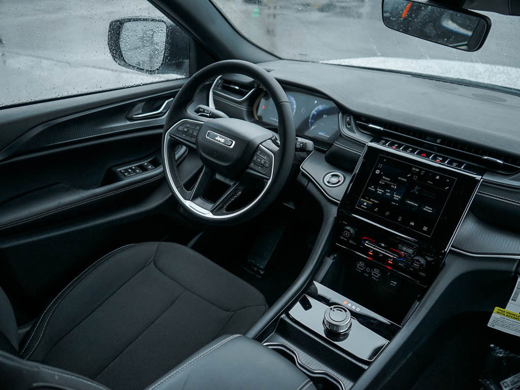 New 2025 Jeep Grand Cherokee Laredo image 12