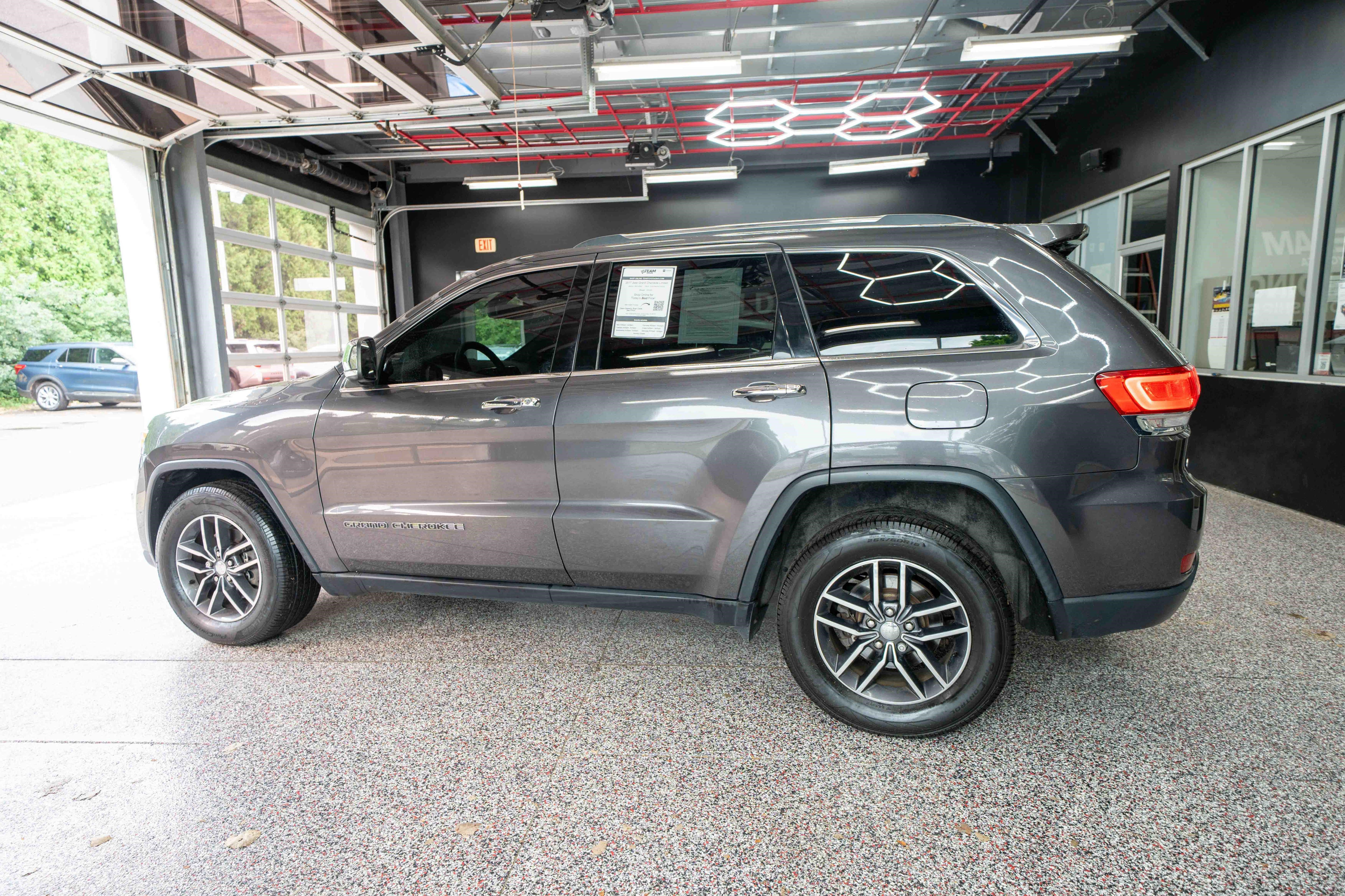 Used 2017 Jeep Grand Cherokee Limited AWD/4WD image 2