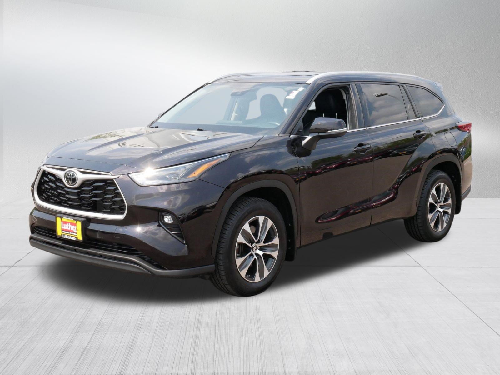 Used 2022 Toyota Highlander XLE AWD/4WD image 3