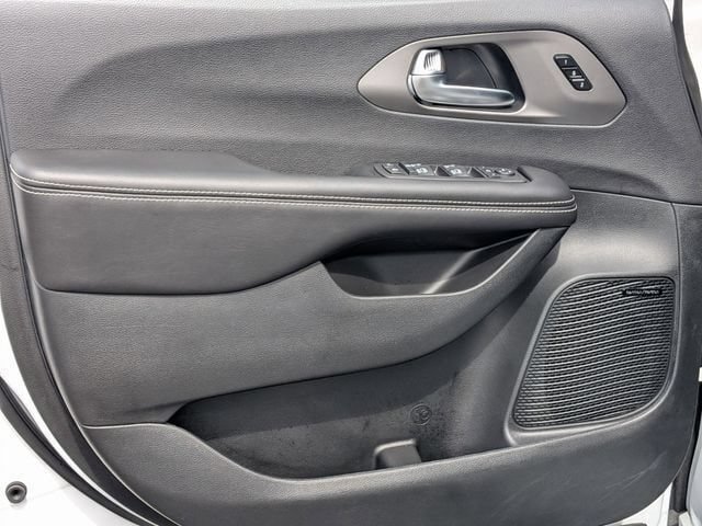 New 2027 Chrysler Pacifica Limited w/ Family Tech Group AWD/4WD image 14