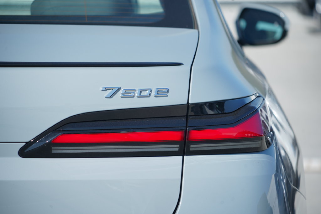 New 2026 BMW 750e xDrive w/ Premium Package AWD/4WD image 8