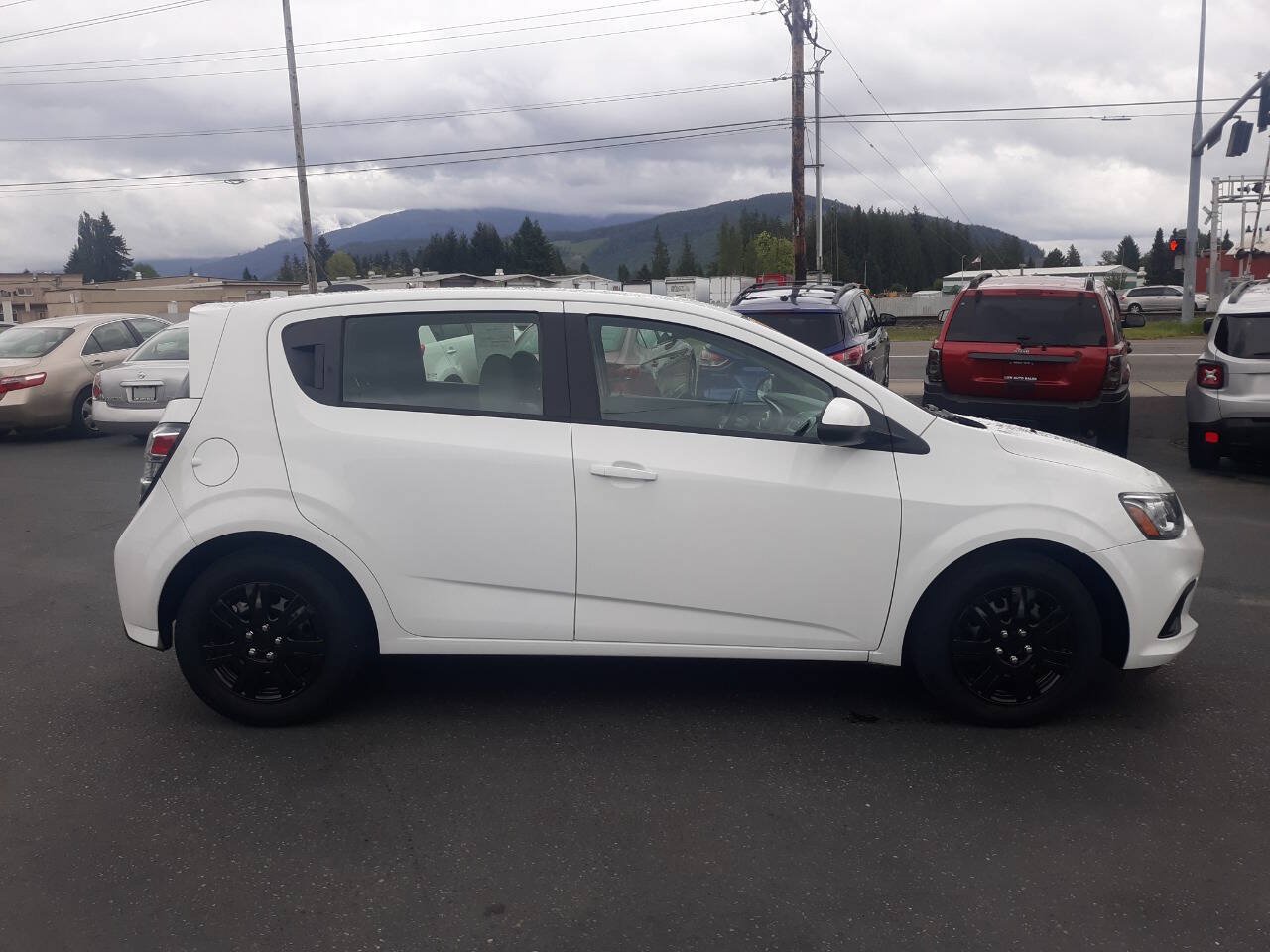 Used 2017 Chevrolet Sonic LT FWD image 2