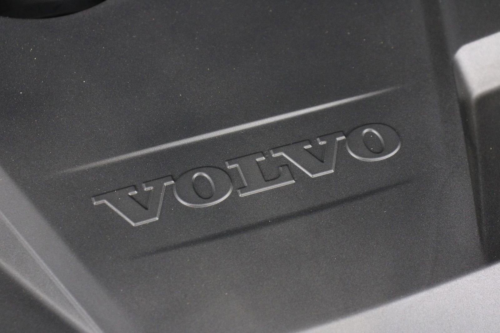 Certified 2025 Volvo XC60 T8 Plus w/ Protection Package Premier image 25