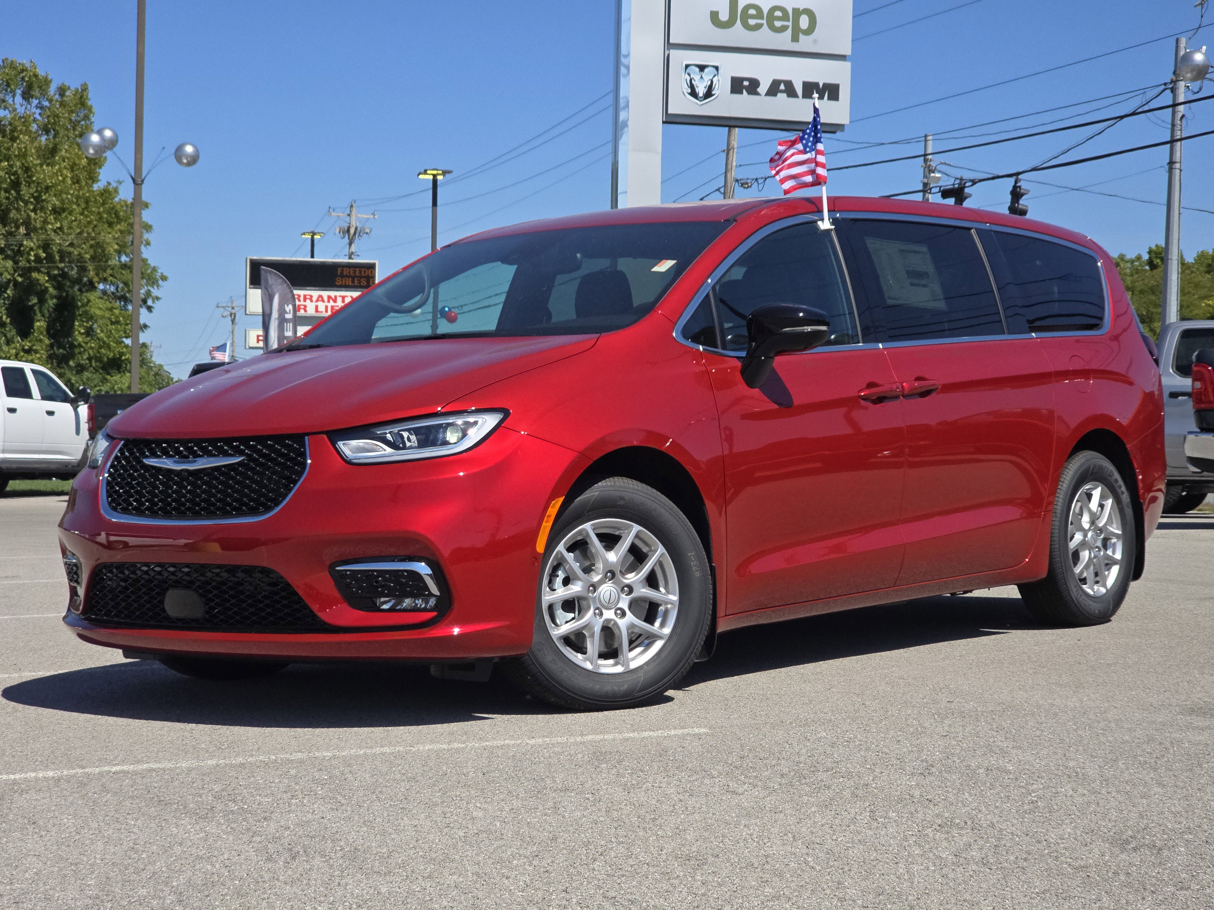 New 2026 Chrysler Pacifica Select image 2