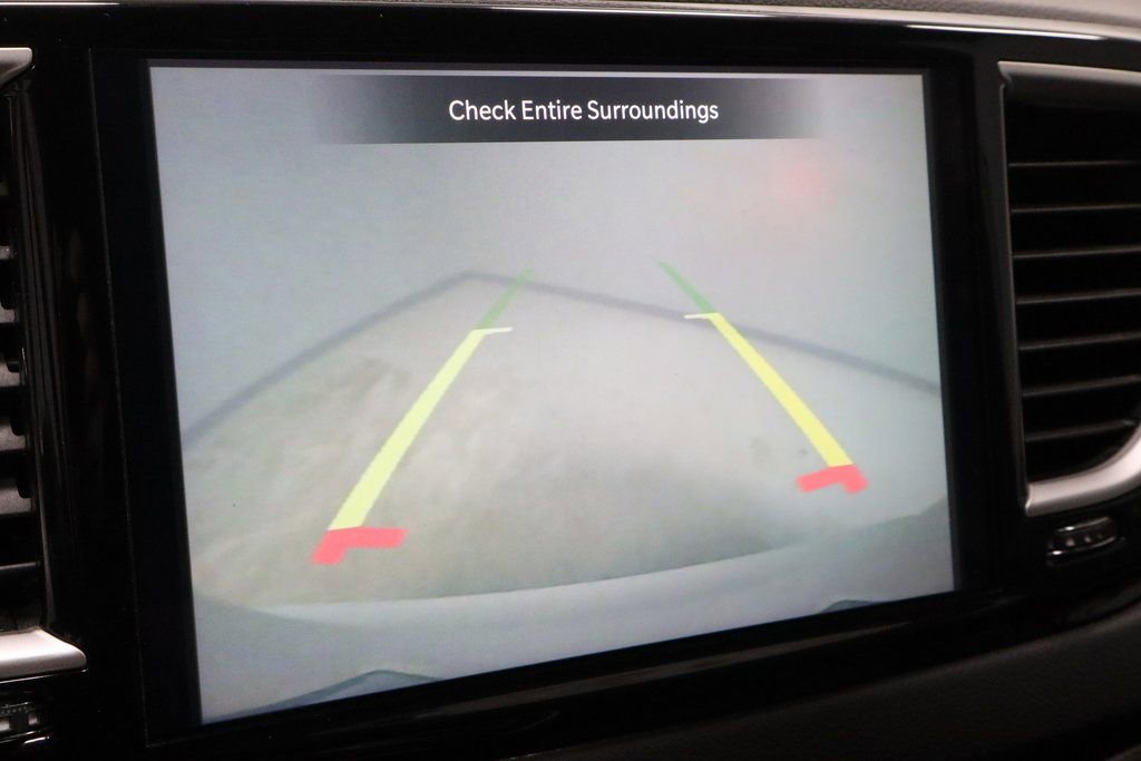 Used 2024 Chrysler Pacifica Touring-L image 3