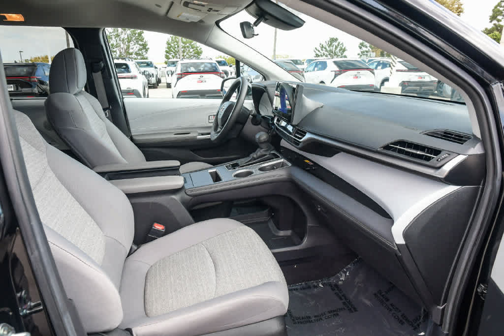 Used 2025 Toyota Sienna LE FWD image 17