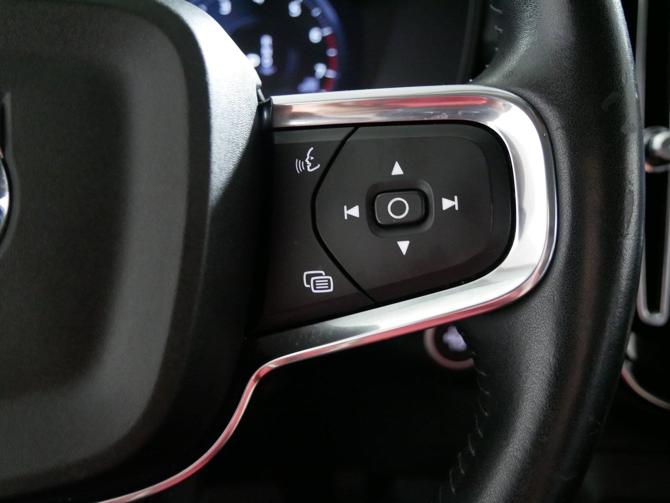 Used 2021 Volvo XC40 T5 Momentum image 28