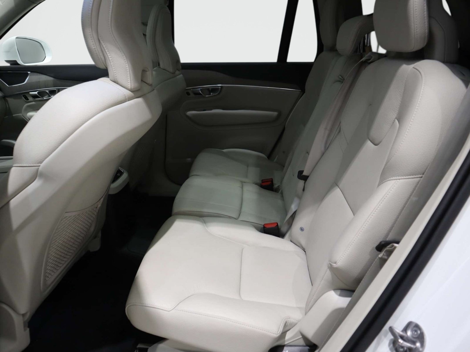 Used 2025 Volvo XC90 T8 Plus w/ Protection Package Premier AWD/4WD image 14