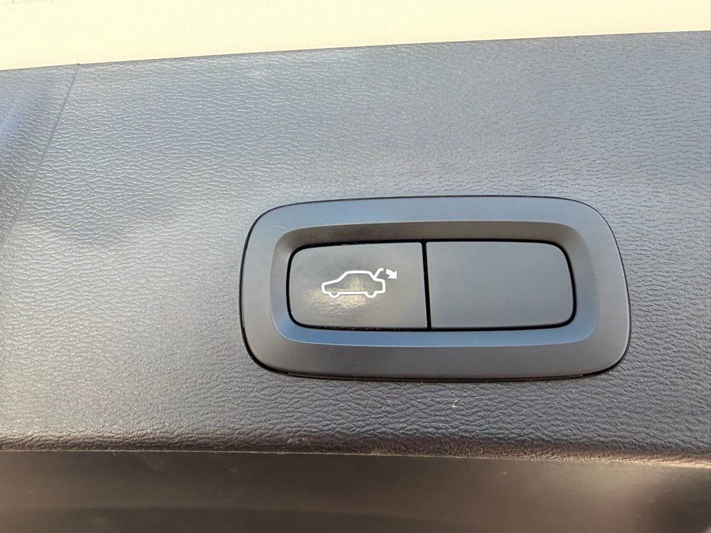 Used 2021 Volvo XC40 T5 Momentum image 16