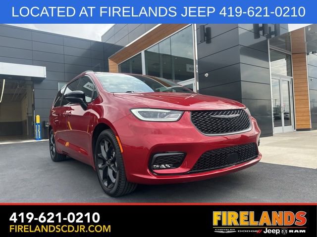 Used 2024 Chrysler Pacifica Limited w/ S Appearance Package FWD image 1