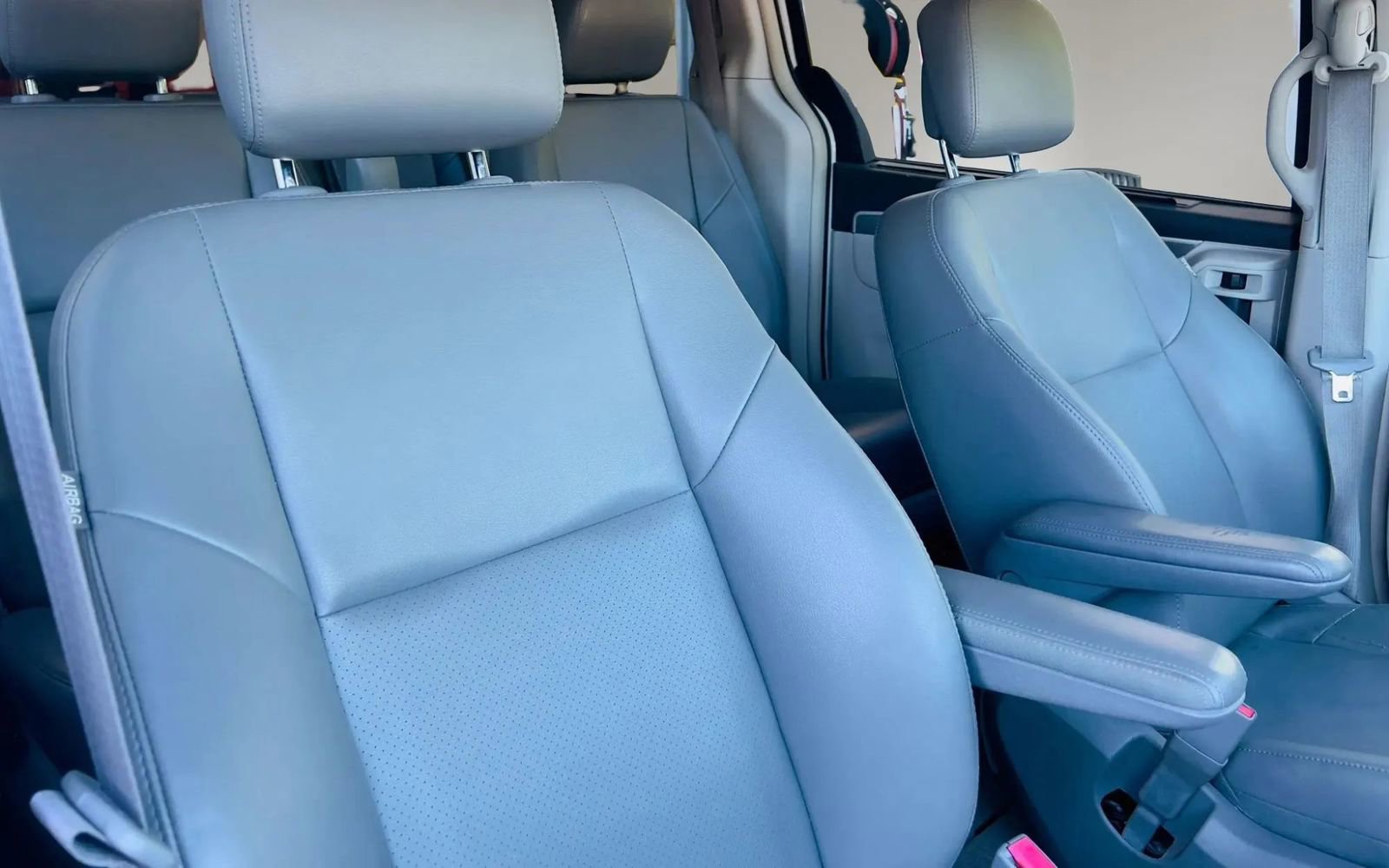 Used 2014 Volkswagen Routan SE FWD image 11