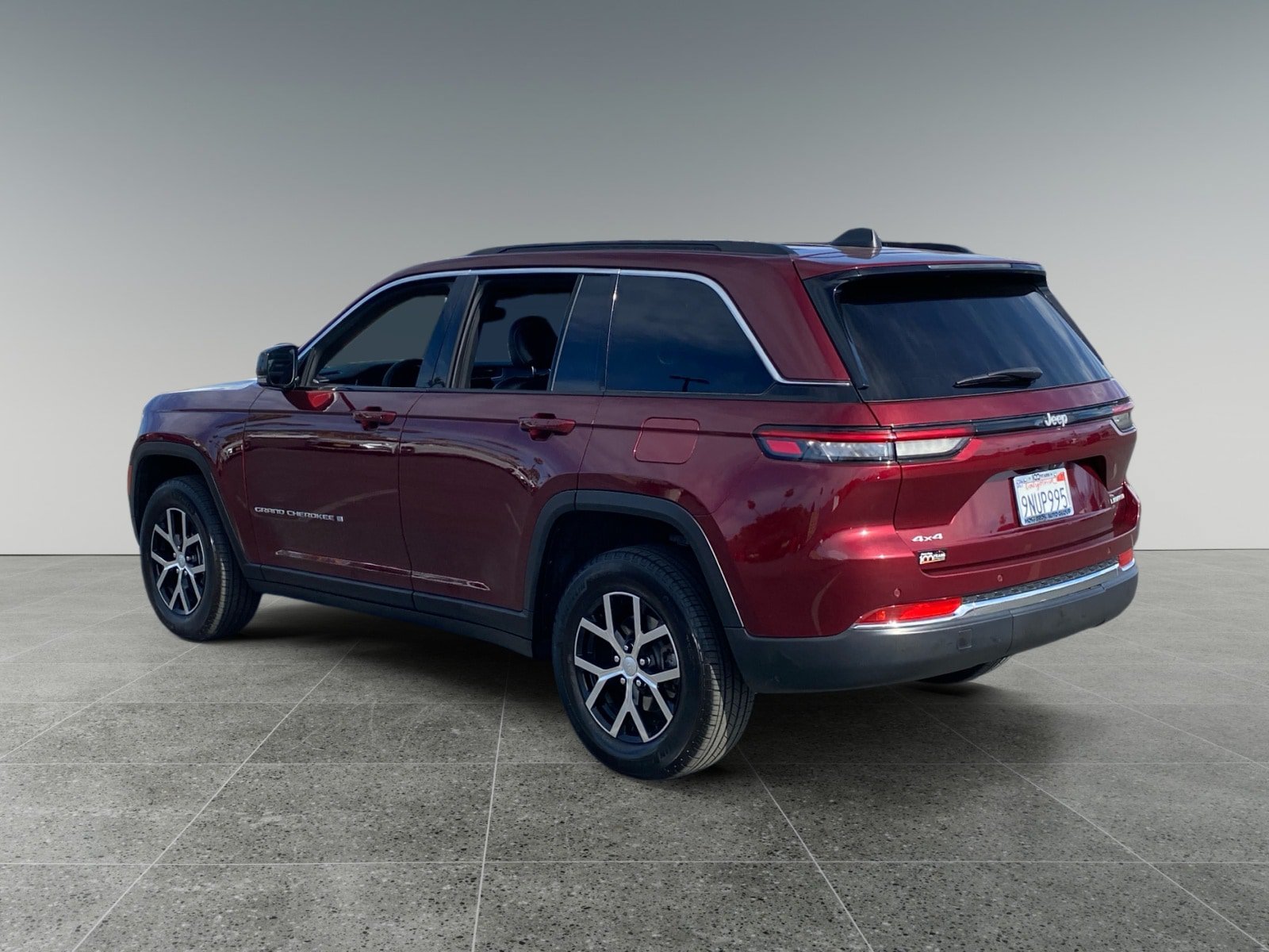 Used 2024 Jeep Grand Cherokee Limited AWD/4WD image 3