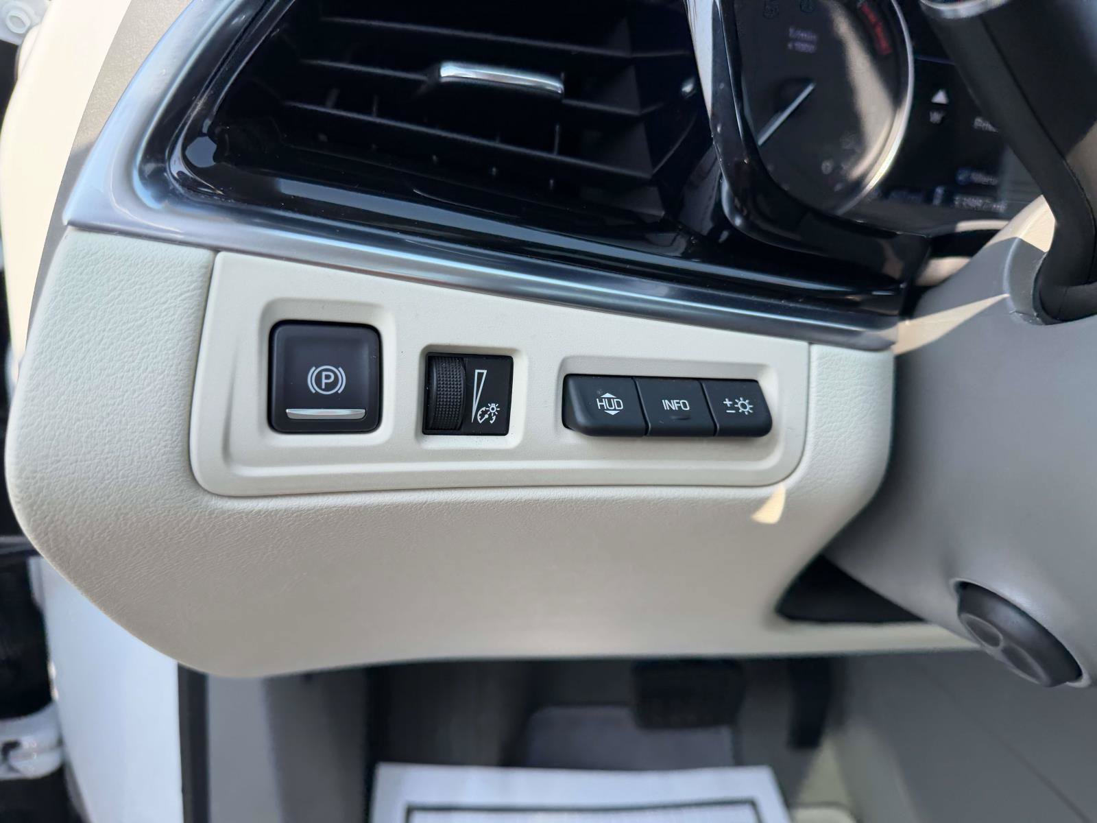 Certified 2022 Cadillac XT6 Premium Luxury w/ Technology Package AWD/4WD image 21