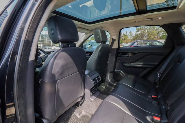 Used 2020 Jaguar F-PACE Premium image 40