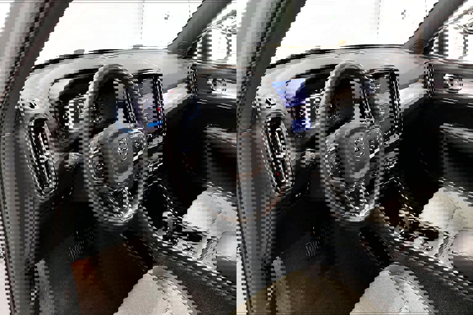 Used 2024 Volvo XC40 B5 Core image 2