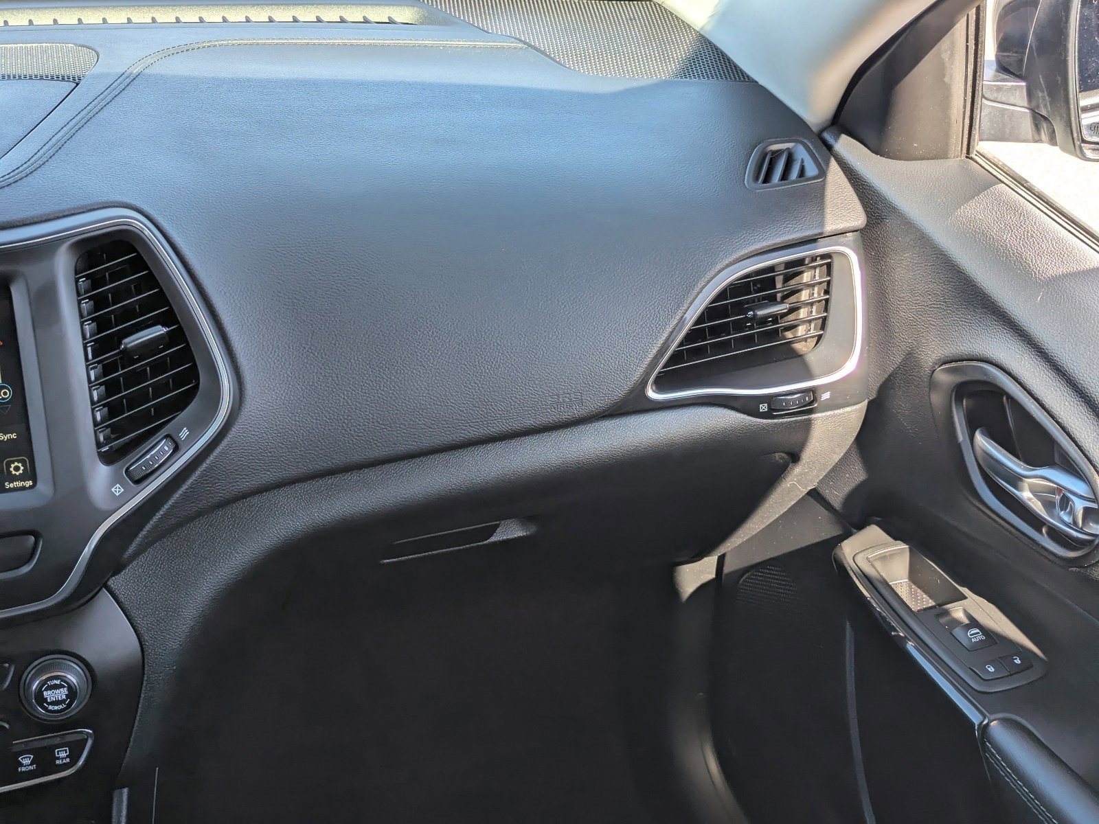 Used 2023 Jeep Cherokee Altitude Lux image 18