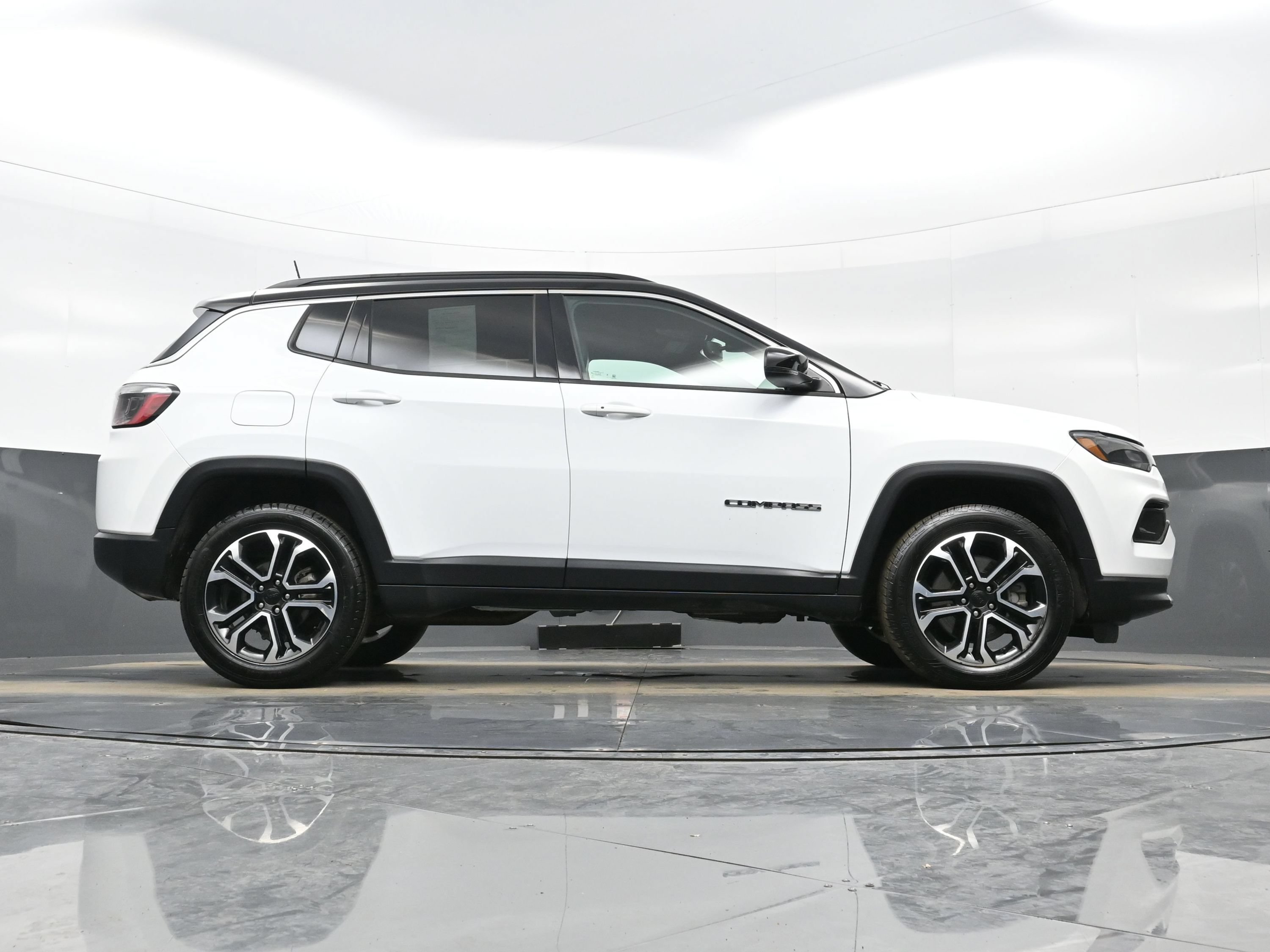 Used 2023 Jeep Compass Limited w/ Sun and Sound Group AWD/4WD image 34