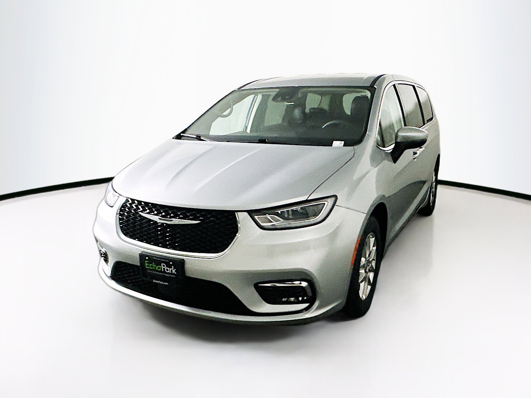 Used 2023 Chrysler Pacifica Touring-L image 3